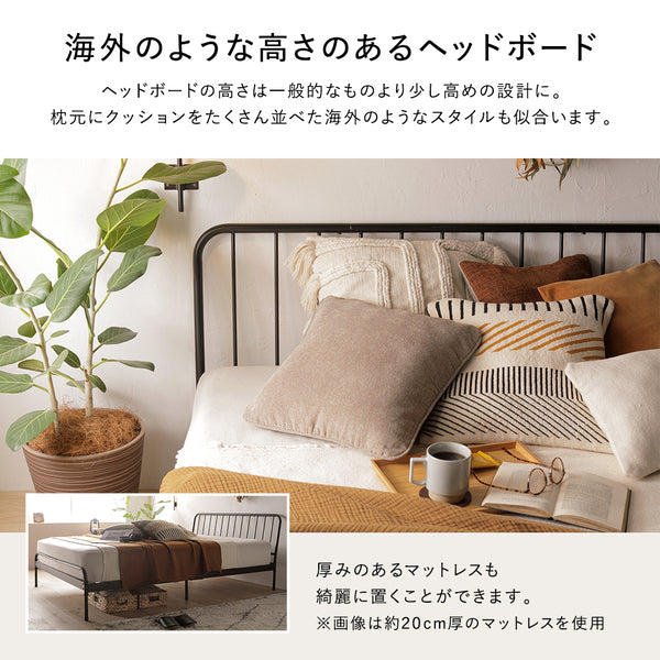 ヘッドボードの高さは一般的なものより少し高めの設計に。枕元にクッションをたくさん並べた海外のようなスタイルも似合います。