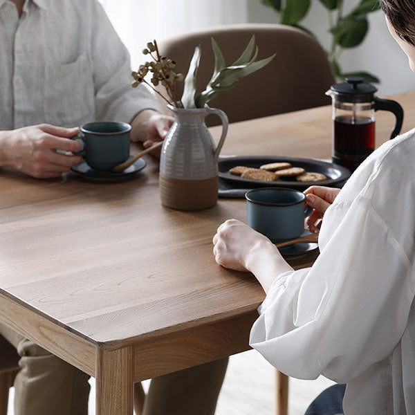 ニレ材を使用したダイニングテーブル・80cm