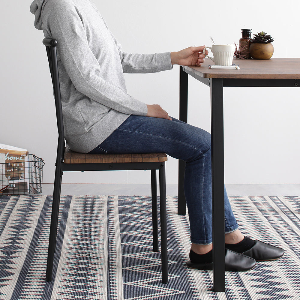 4人掛けダイニングセット(テーブル+パイプデザインチェア)