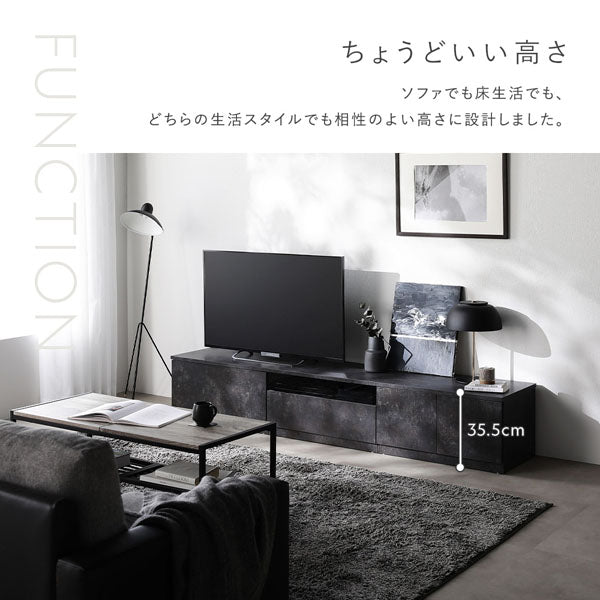 ソファでも床生活でも、どちらの生活スタイルでも相性のよい高さに設計しました。