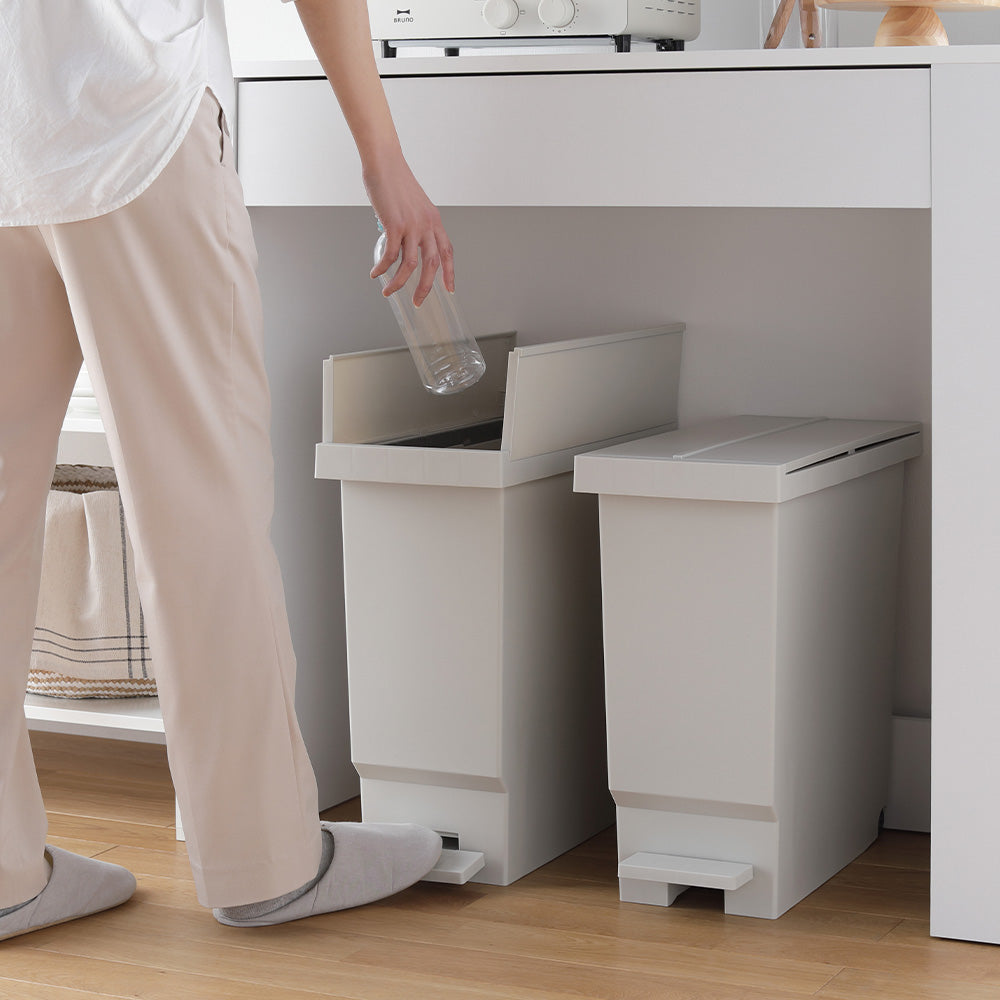 【日本製】省スペース開閉 バタフライオープンごみ箱 ペダル式 32L 2個組 ライトグレー