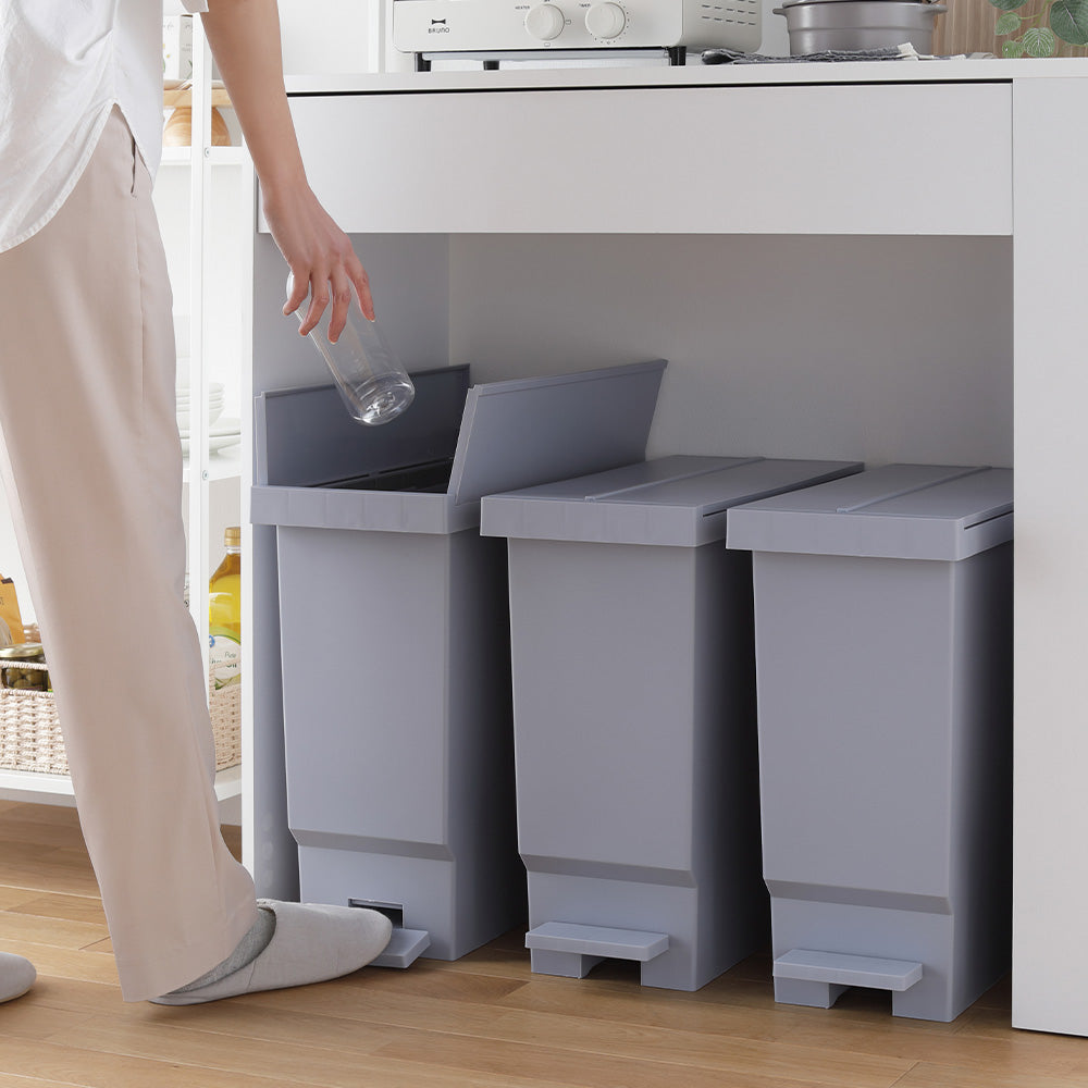 【日本製】省スペース開閉 バタフライオープンごみ箱 ペダル式 32L 3個組 クールグレー