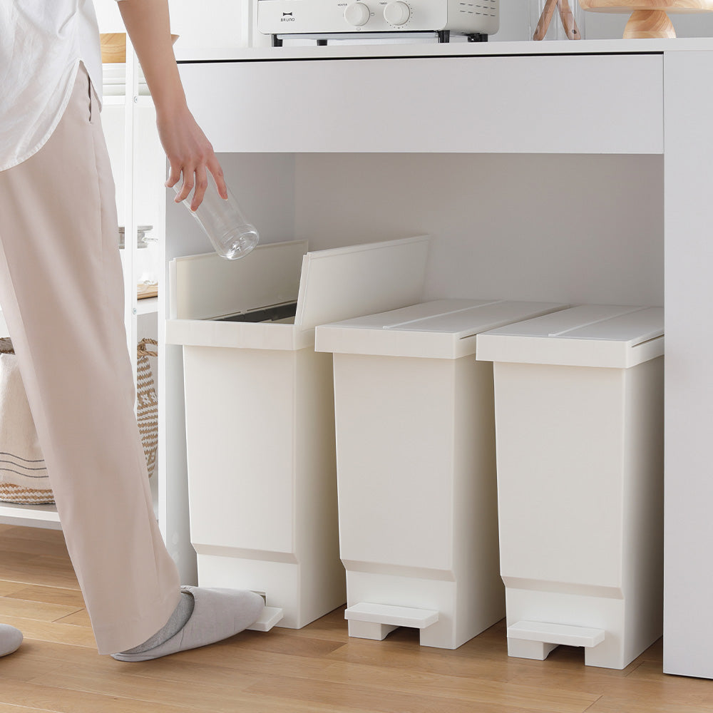 【日本製】省スペース開閉 バタフライオープンごみ箱 ペダル式 32L 3個組 オフホワイト