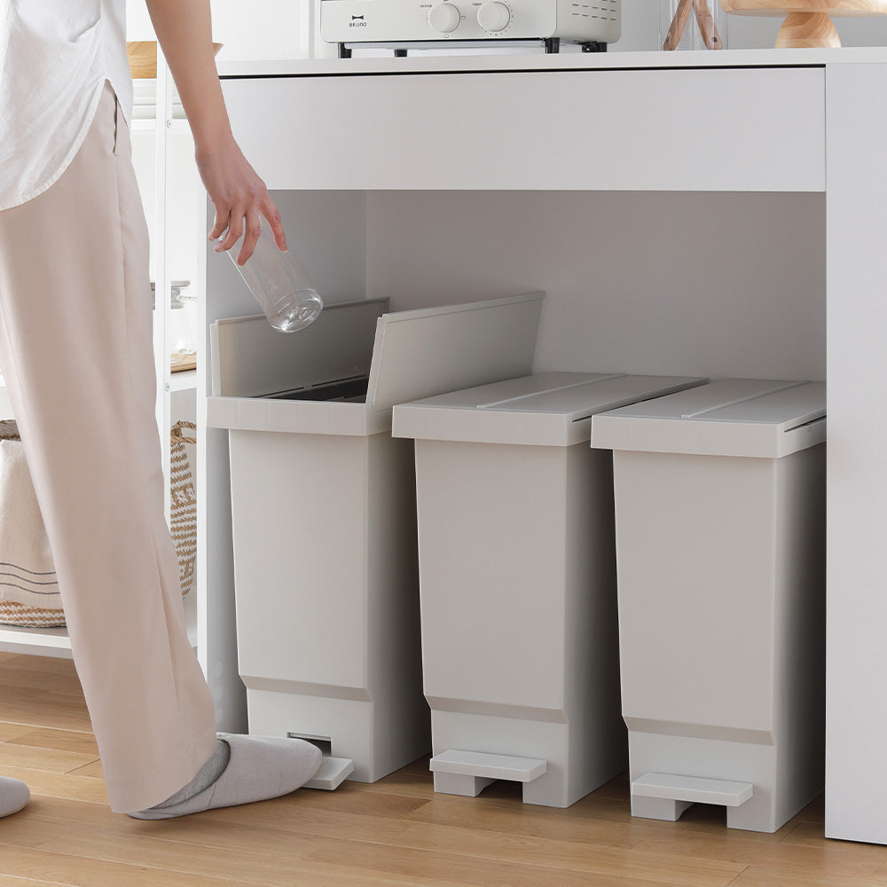 【日本製】省スペース開閉 バタフライオープンごみ箱 ペダル式 32L 3個組 ライトグレー