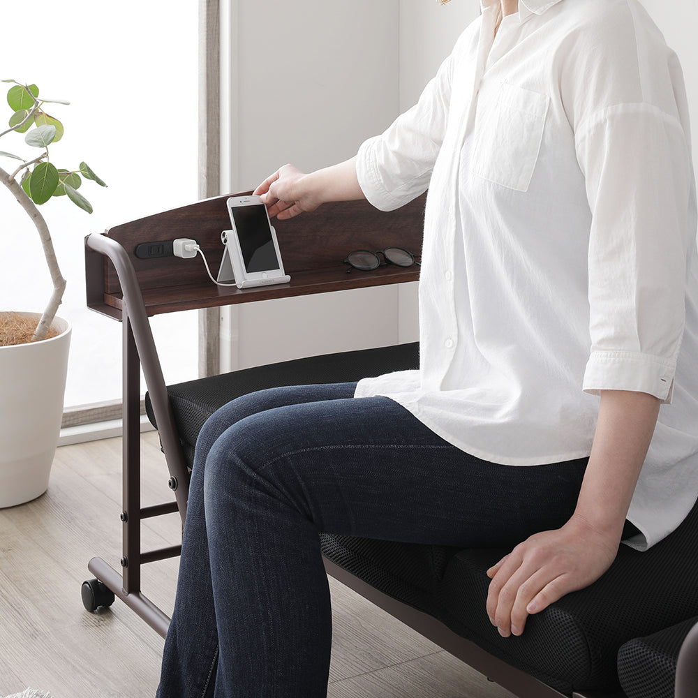 棚には2口コンセント付き