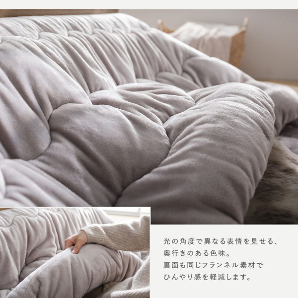 光の角度で異なる表情を見せる、奥行きのある色味。裏面も同じフランネル素材でひんやり感を軽減します。