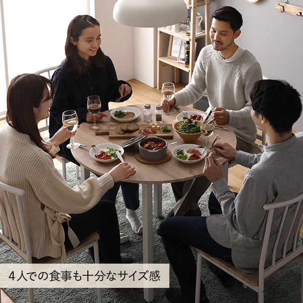 4人での食事も十分なサイズ感