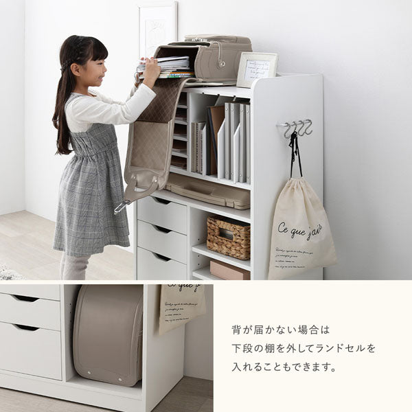 背が届かない場合は下段の棚を外してランドセルを入れることもできます。