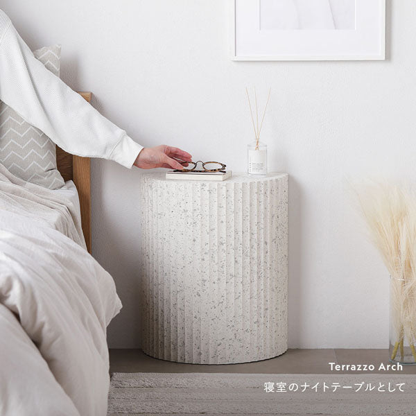 様々なお部屋のアクセントに：寝室のナイトテーブルとして