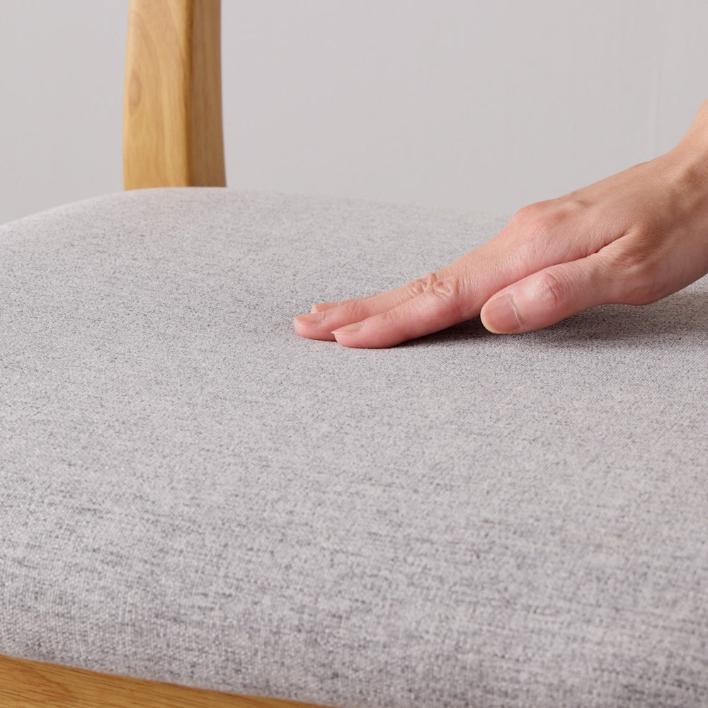 チェアの座面には、クッション性のあるウレタンを使用しお尻に優しいつくりに。