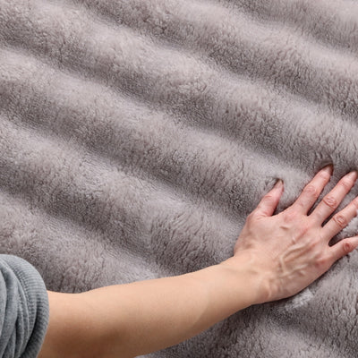 到着時、はじめはラグの毛足が寝ています。