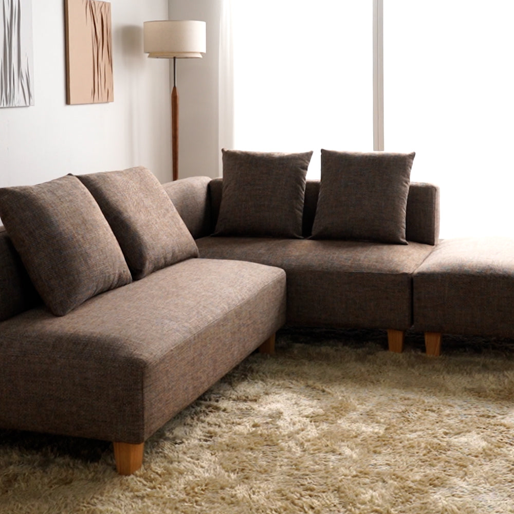 通年使えるざっくりとした生地。数色の糸が織り交ざった高級感のある見た目が特徴です。