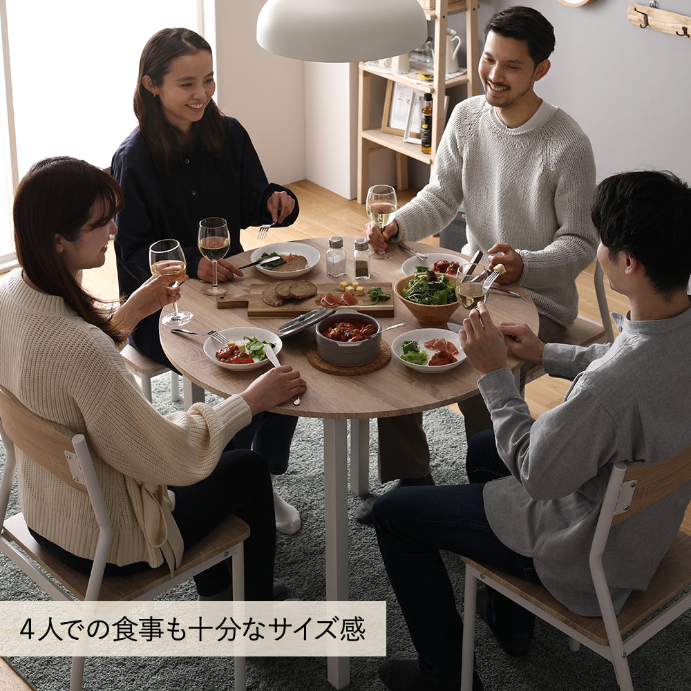 4人での食事も十分なサイズ感